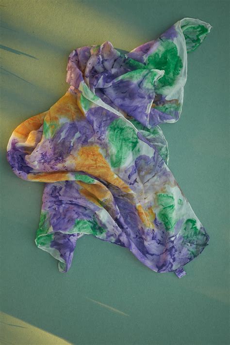 Diseño de pañuelo de seda pintado a mano