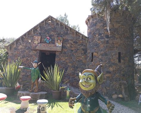 Fachada de Hostel Los Duendes del Sur con su decoración de cuento de hadas