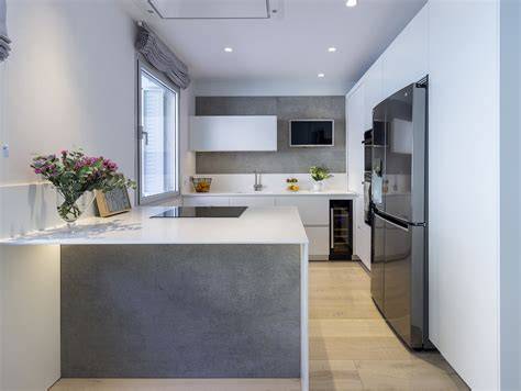 Cocina con península integrada al salón