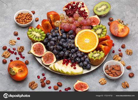 Plato de desayuno con copos de espelta, frutas y frutos secos