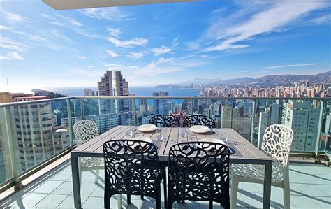 Terraza de Pistorum Benidorm con vistas al mar