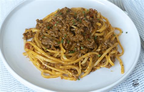 Espaguetis con carne molida y espárragos