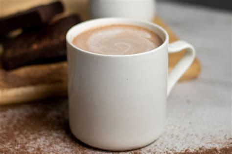 Taza de chocolate caliente con leche de almendras y canela