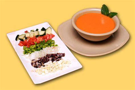 Gazpacho servido con guarnición