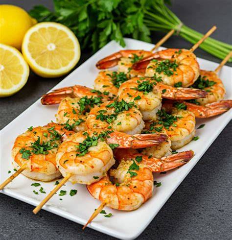Brochetas de camarones rebozados con almendra y coco