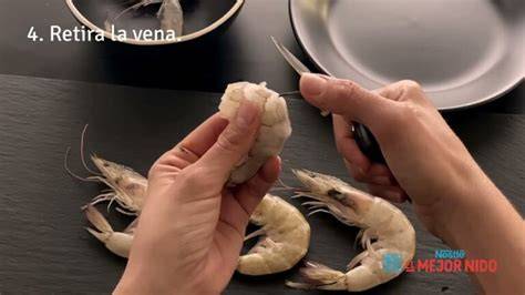 Proceso de limpieza y preparación de camarones