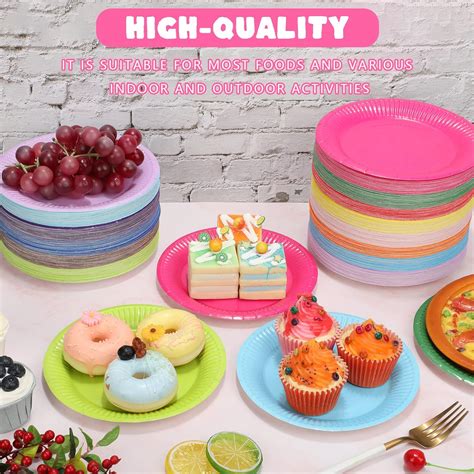 Variedad de platos de postre desechables