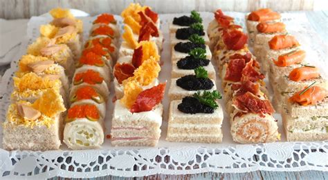 Canapés variados de pan de molde