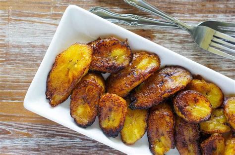 Plátanos maduros horneados en bandeja