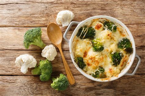 Fuente de brócoli y coliflor gratinada