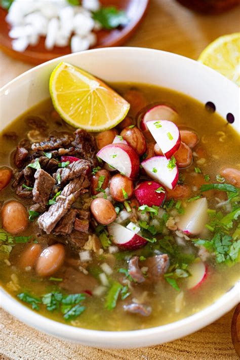 Jugo de carne servido en un plato