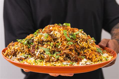 Biryani de cordero recién horneado