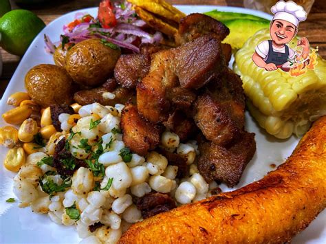 Plato de fritada ecuatoriana con mote, aguacate y plátano maduro.