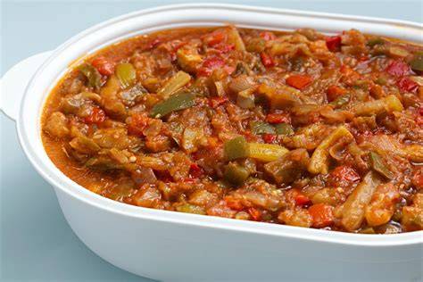 Fritada riojana con tomates frescos y pimientos.