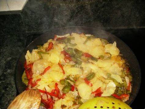 Fritada de calabacín con patatas, cebolla y huevo frito.