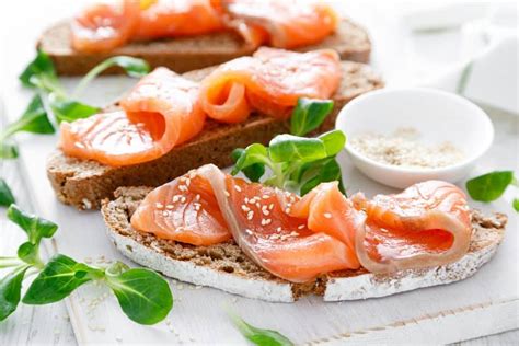 Tabla comparativa de ingredientes para la tosta de salmón y brie