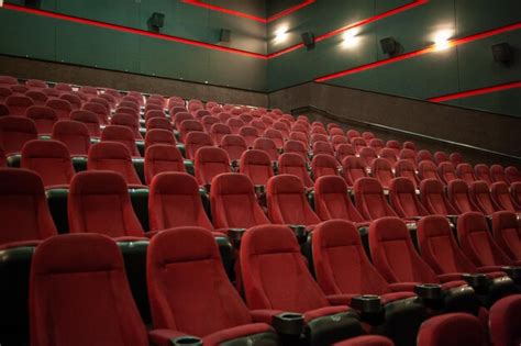 Interior de una sala de cine con butacas