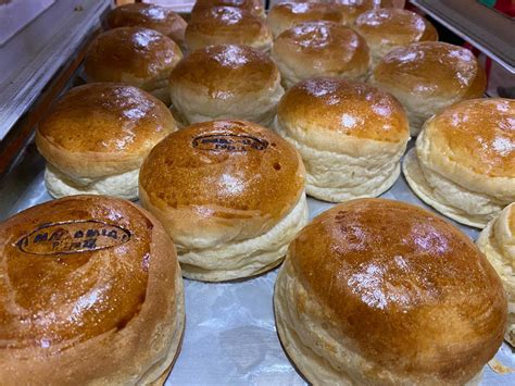 pan artesanal de cebolla y queso recién horneado