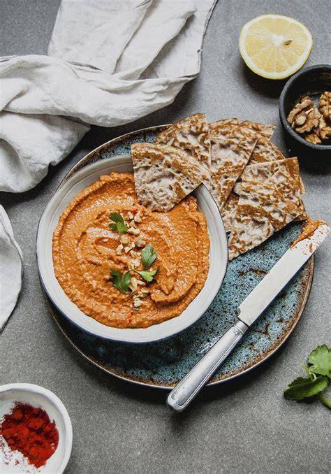 Asado vegano de nueces en una fuente para servir