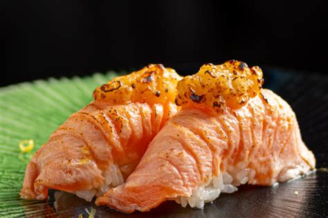 Chef preparando nigiri de salmón