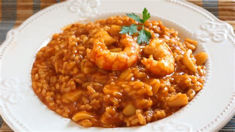 Plato de arroz meloso listo para servir