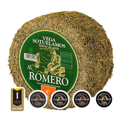 Queso de oveja al romero en una tabla de madera con hierbas aromáticas