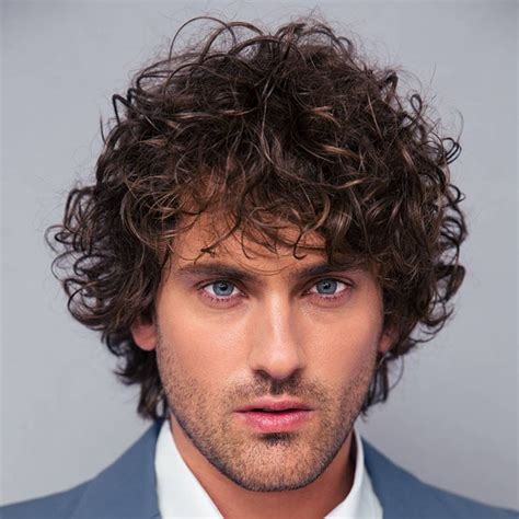 Hombre con cabello rizado y un corte moderno