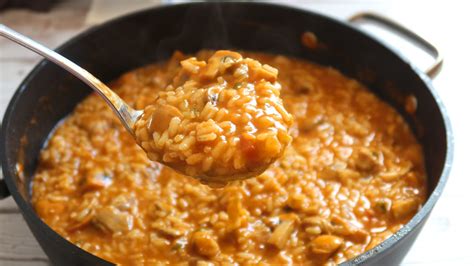 Arroz meloso cocinándose en la cazuela