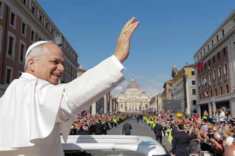 El Papa saludando a la multitud