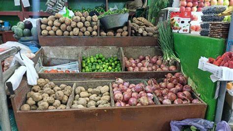 Variedad de patatas en un mercado