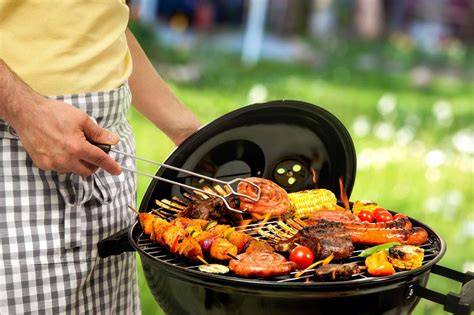 persona cocinando en barbacoa de carbón
