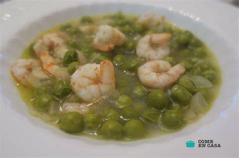 Plato de guisantes con gambas y patatas recién hecho