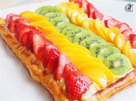 Hojaldre de frutas y crema con azúcar glas