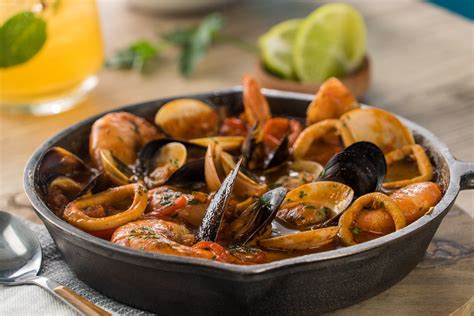 Cazuela de mariscos con patatas lista para servir