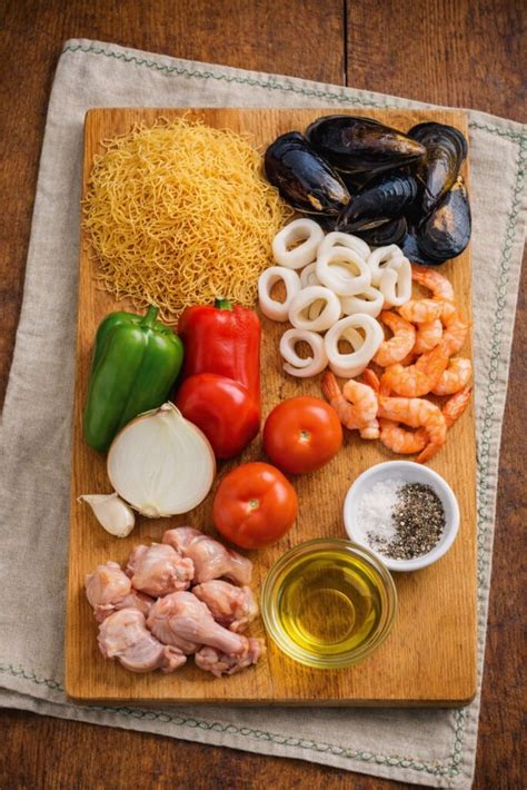 Variedad de ingredientes para fideuá
