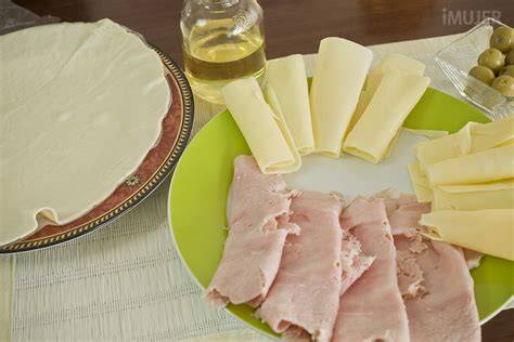 Corona de jamón y queso en una mesa