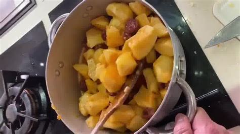 Carlos Herrera cocinando patatas a la riojana
