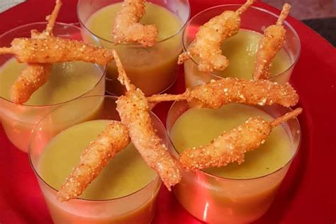 Chupitos de puerro con langostinos rebozados