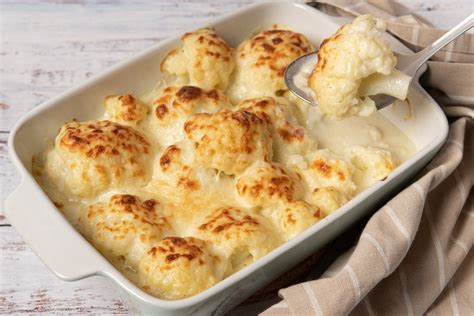 Variedad de platos con bechamel de coliflor
