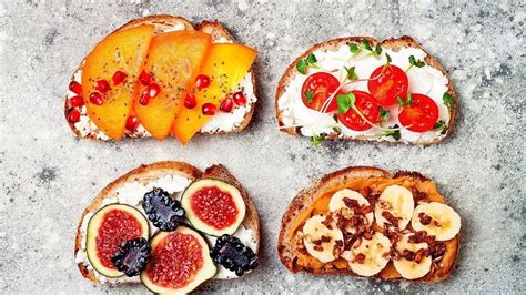 Variedad de tostadas dulces y saladas