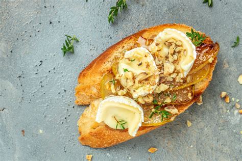 Tostadas de camembert y pera caramelizada