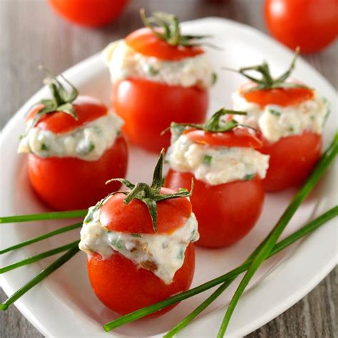 Tomates cherry rellenos de queso y anchoas en un plato