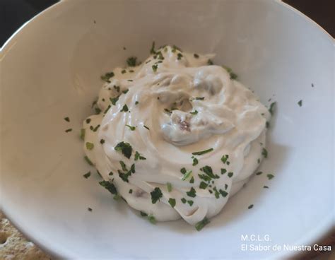 Primer plano de la mousse de queso y anchoas