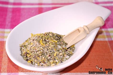Mortero con ajo y hierbas aromáticas