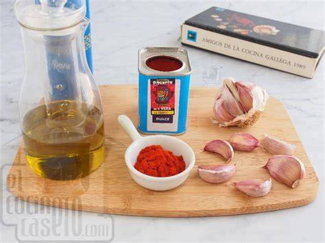 Ingredientes para la ajada gallega: ajo, aceite, pimentón y vinagre