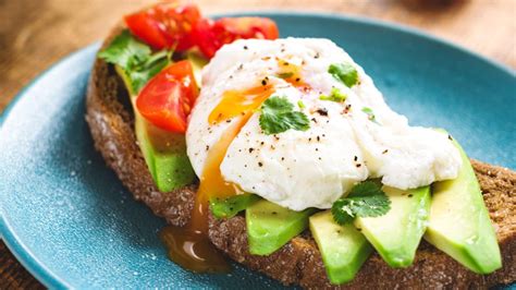 Brunch con tostadas de aguacate y huevo poché