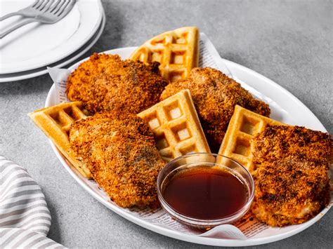 Chicken y waffles en un plato