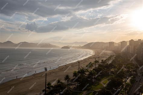 Vista panorámica de la playa de Levante desde un restaurante