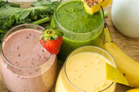 Brunch saludable con batido de proteínas y fruta