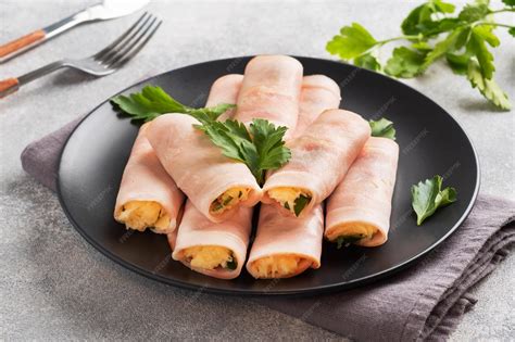 Rollos de jamón y queso cortados en rodajas